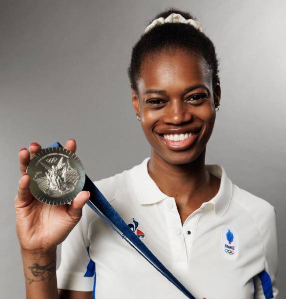 Valériane Ayayi, vice-championne olympique et icône du basketball féminin, devient ambassadrice Deboterah Paris !